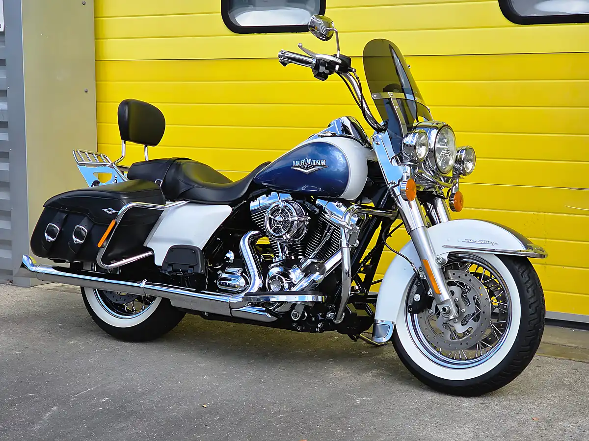 Used 2016 Harley-Davidson Touring Road King White - Interior and Exterior details 3