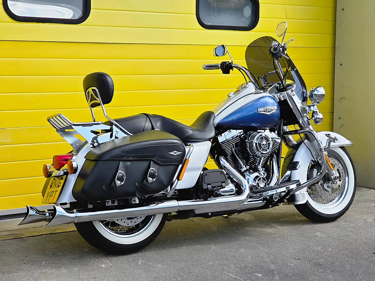 Used 2016 Harley-Davidson Touring Road King White - Interior and Exterior details 4