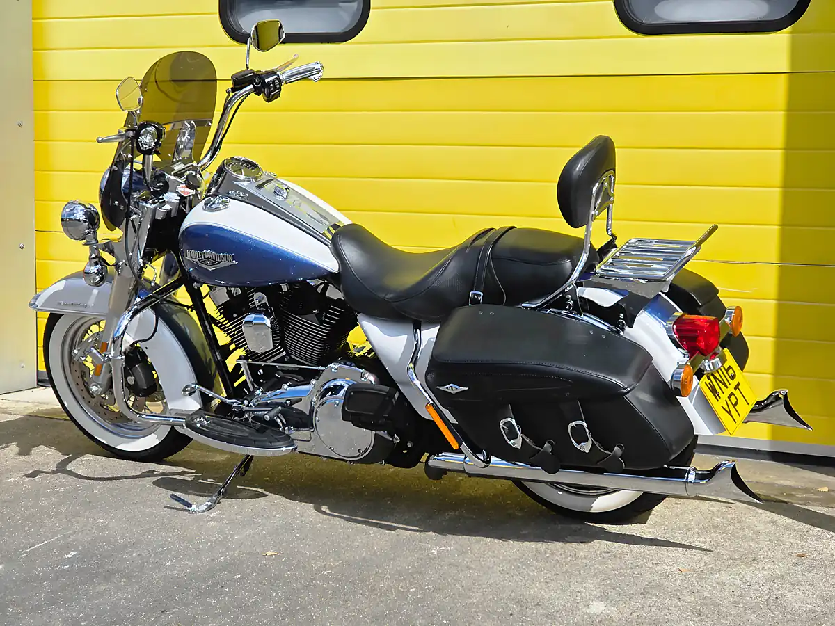 Used 2016 Harley-Davidson Touring Road King White - Interior and Exterior details 6
