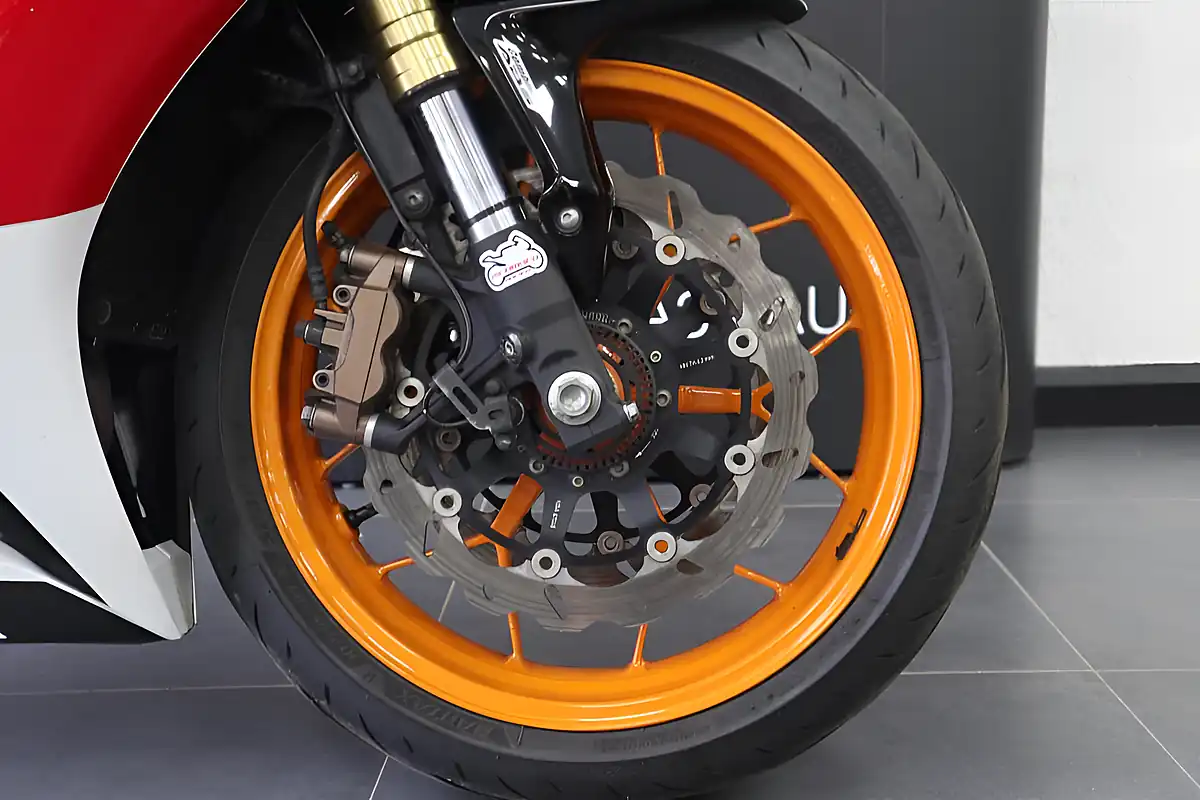Used 2016 Honda CBR1000RA-G Repsol Fireblade Orange - Interior and Exterior details 14