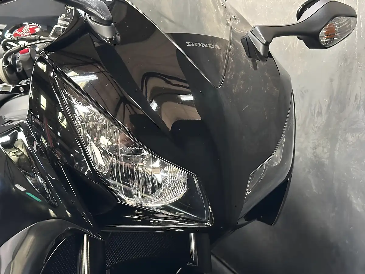Used 2016 Honda CBR1000RR Fireblade 1000 Black Special Black - Interior and Exterior details 10