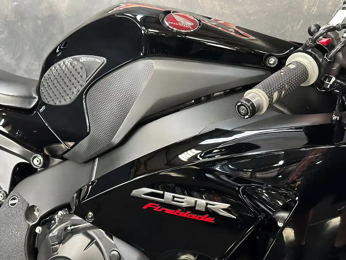 Used 2016 Honda CBR1000RR Fireblade 1000 Black Special Black - Interior and Exterior details 13