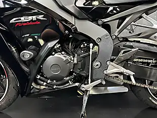 Used 2016 Honda CBR1000RR Fireblade 1000 Black Special Black - Interior and Exterior details 18