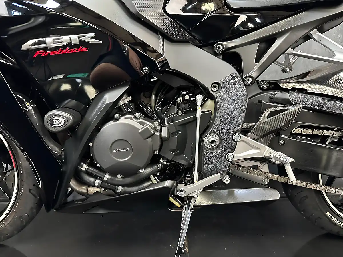 Used 2016 Honda CBR1000RR Fireblade 1000 Black Special Black - Interior and Exterior details 18