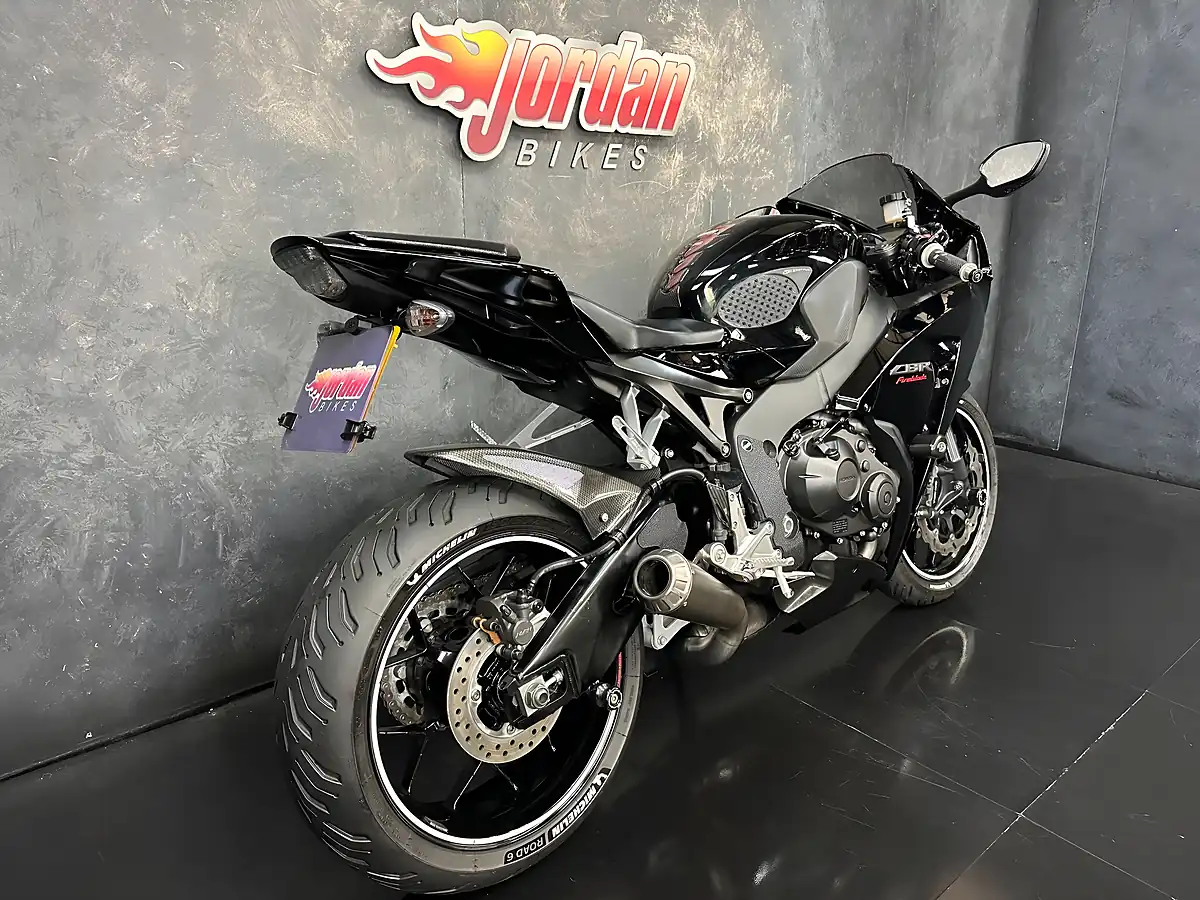 Used 2016 Honda CBR1000RR Fireblade 1000 Black Special Black - Interior and Exterior details 6