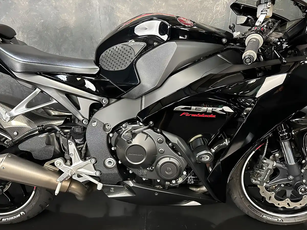 Used 2016 Honda CBR1000RR Fireblade 1000 Black Special Black - Interior and Exterior details 8