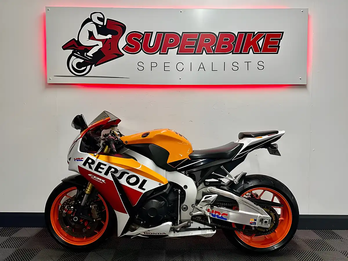 Used 2016 Honda CBR1000RR Fireblade Orange - Interior and Exterior details 11