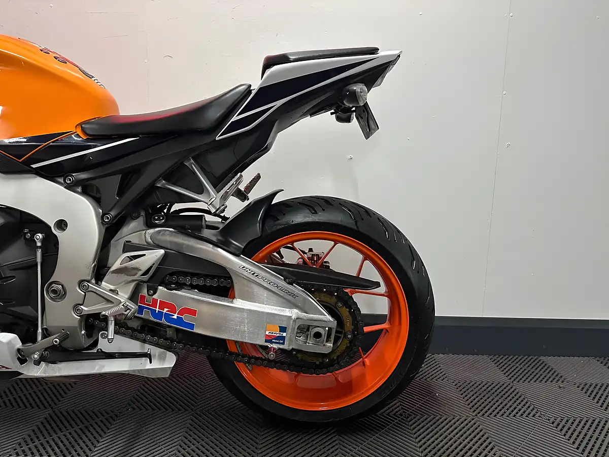 Used 2016 Honda CBR1000RR Fireblade Orange - Interior and Exterior details 16