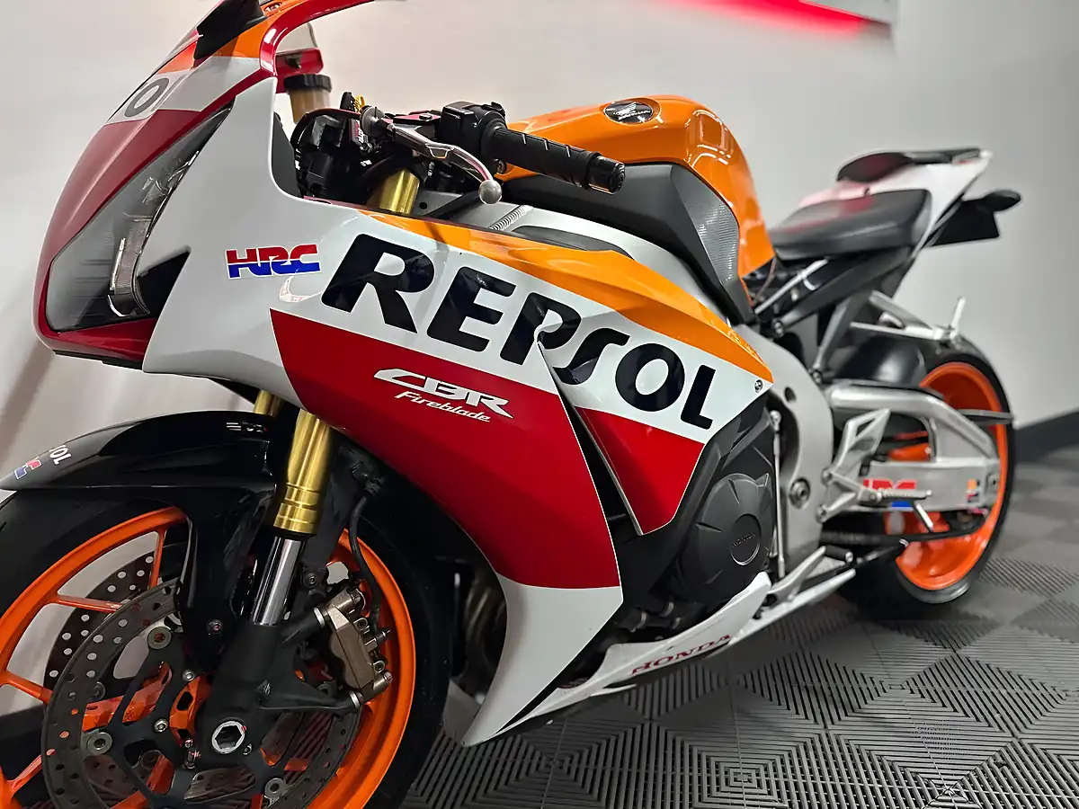 Used 2016 Honda CBR1000RR Fireblade Orange - Interior and Exterior details 19