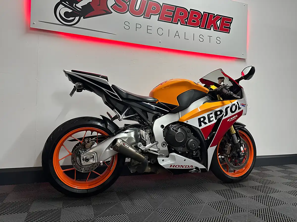 Used 2016 Honda CBR1000RR Fireblade Orange - Interior and Exterior details 4