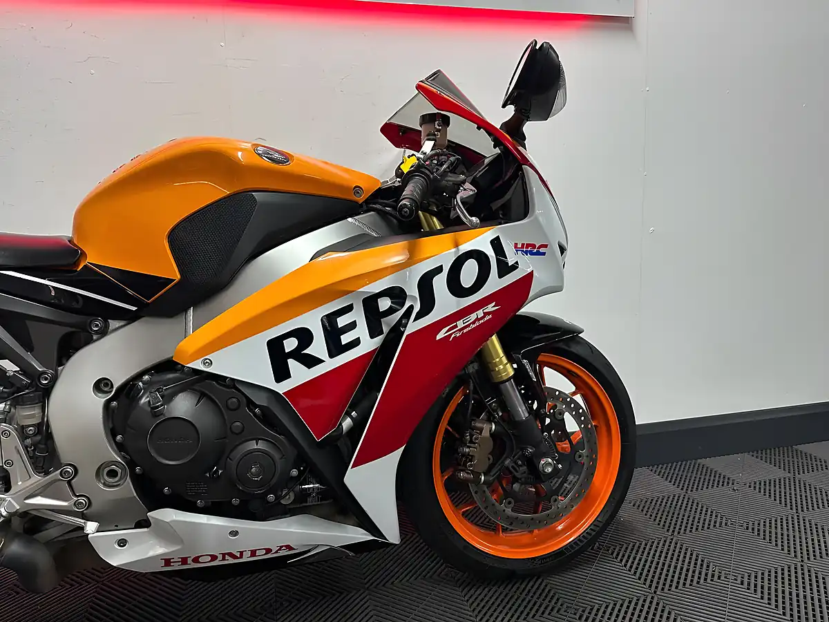 Used 2016 Honda CBR1000RR Fireblade Orange - Interior and Exterior details 9