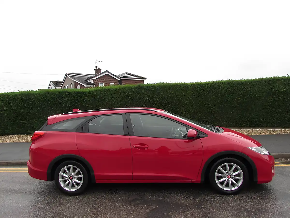Used 2016 Honda Civic Se Plus Tourer Red - Interior and Exterior details 8