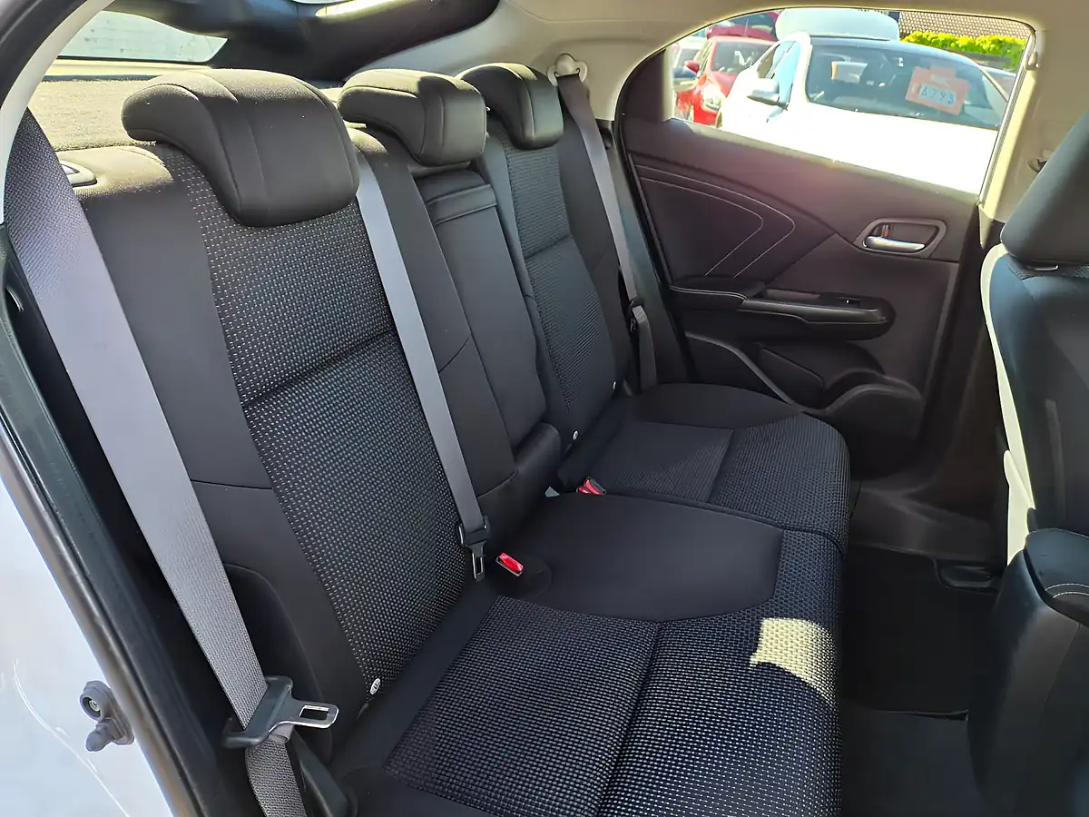 Used 2016 Honda Civic Se Plus White - Interior and Exterior details 14