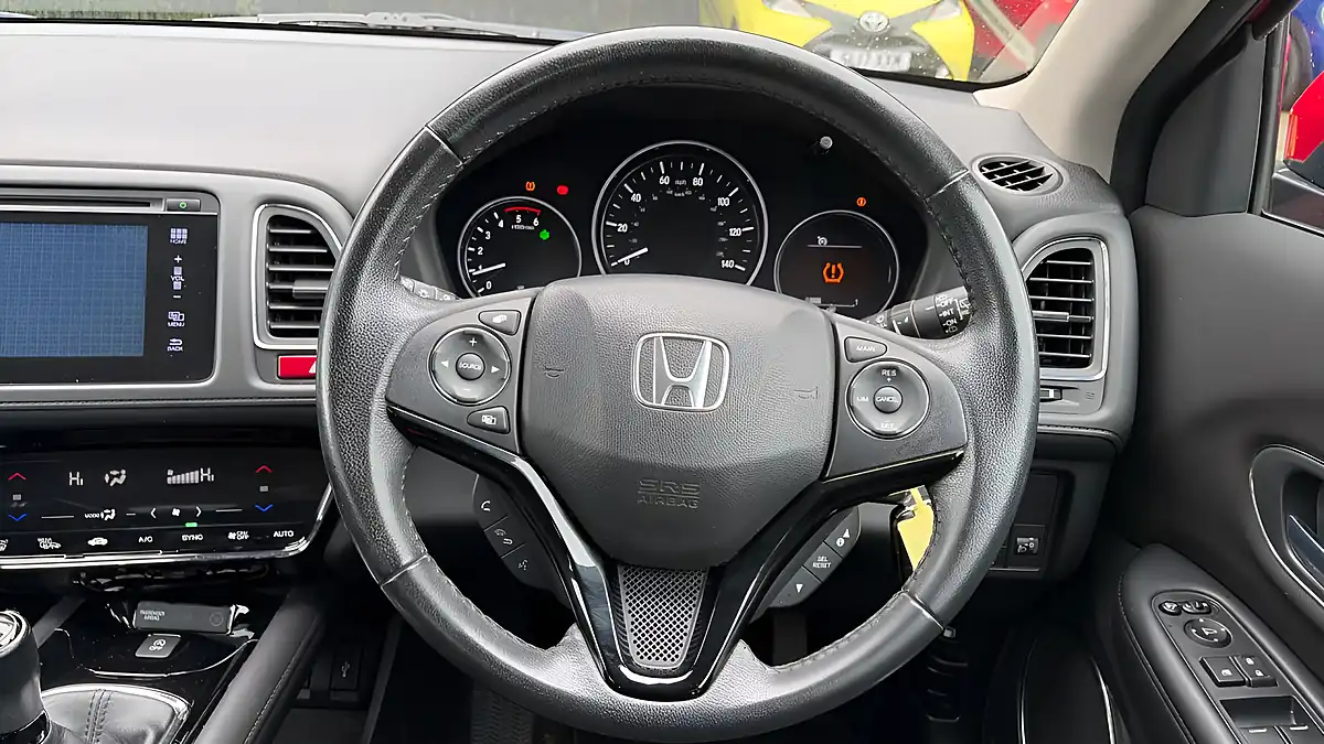 Used 2016 Honda Hr-V Se Navi Red - Interior and Exterior details 11