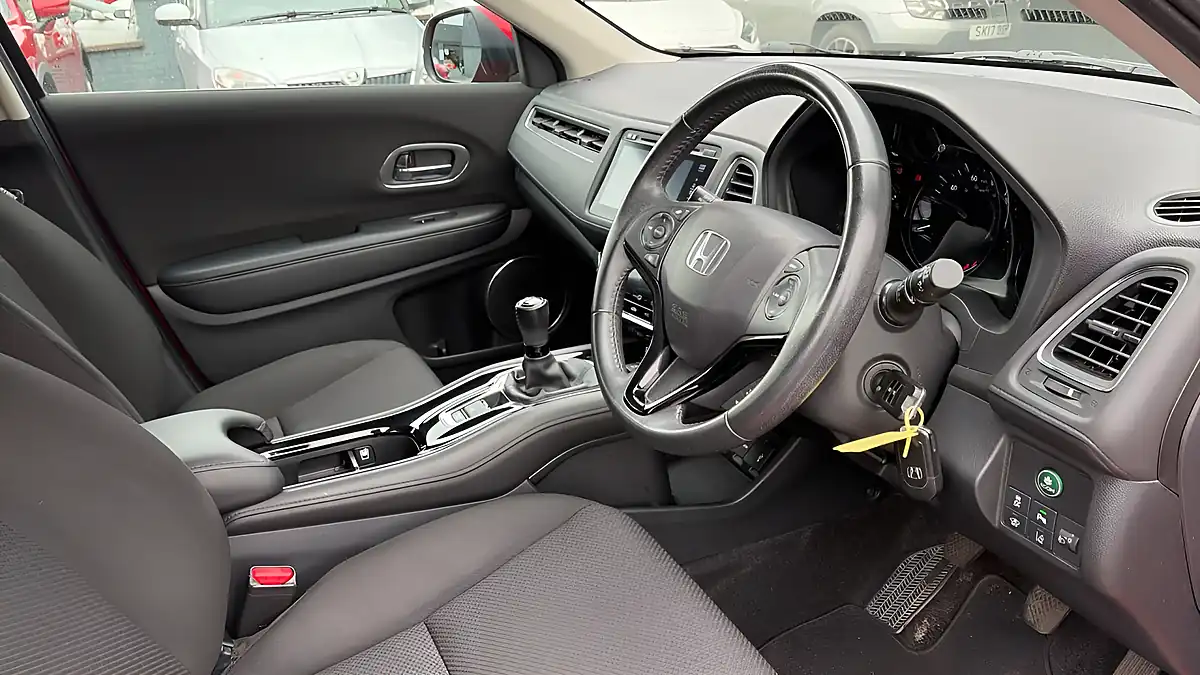 Used 2016 Honda Hr-V Se Navi Red - Interior and Exterior details 13