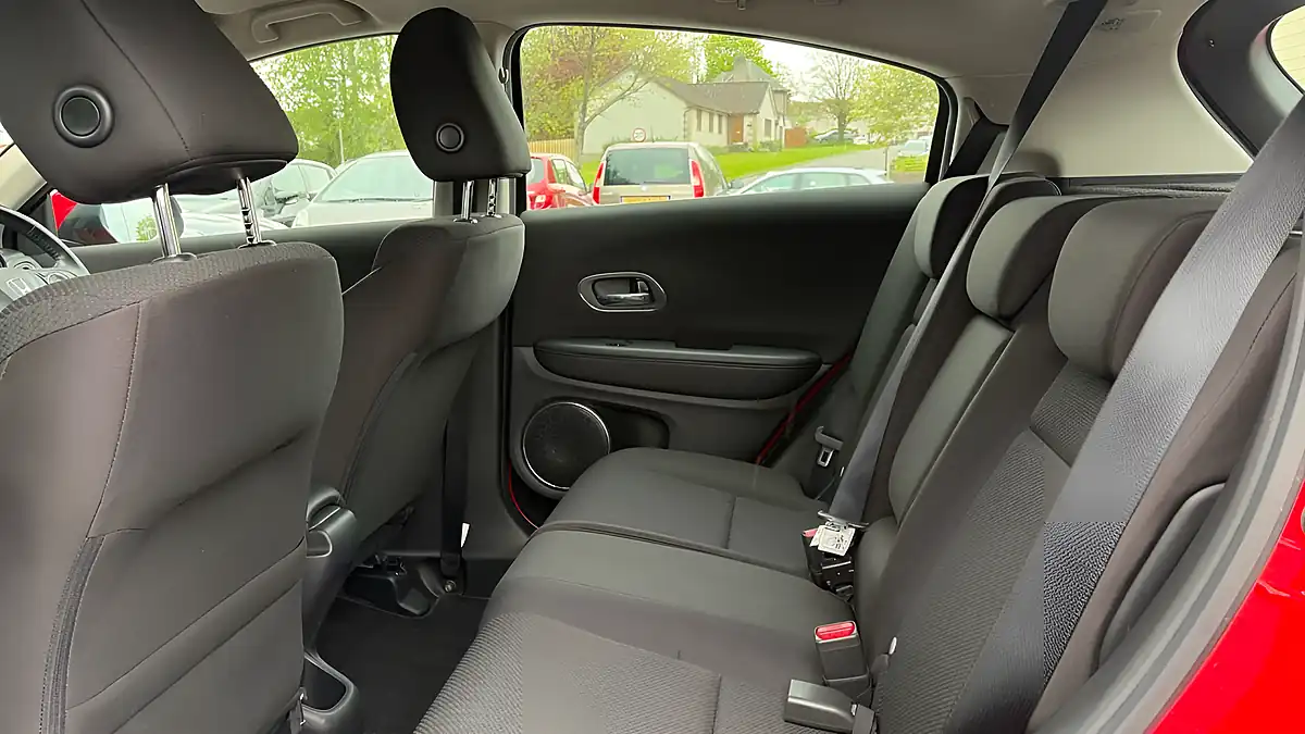 Used 2016 Honda Hr-V Se Navi Red - Interior and Exterior details 14