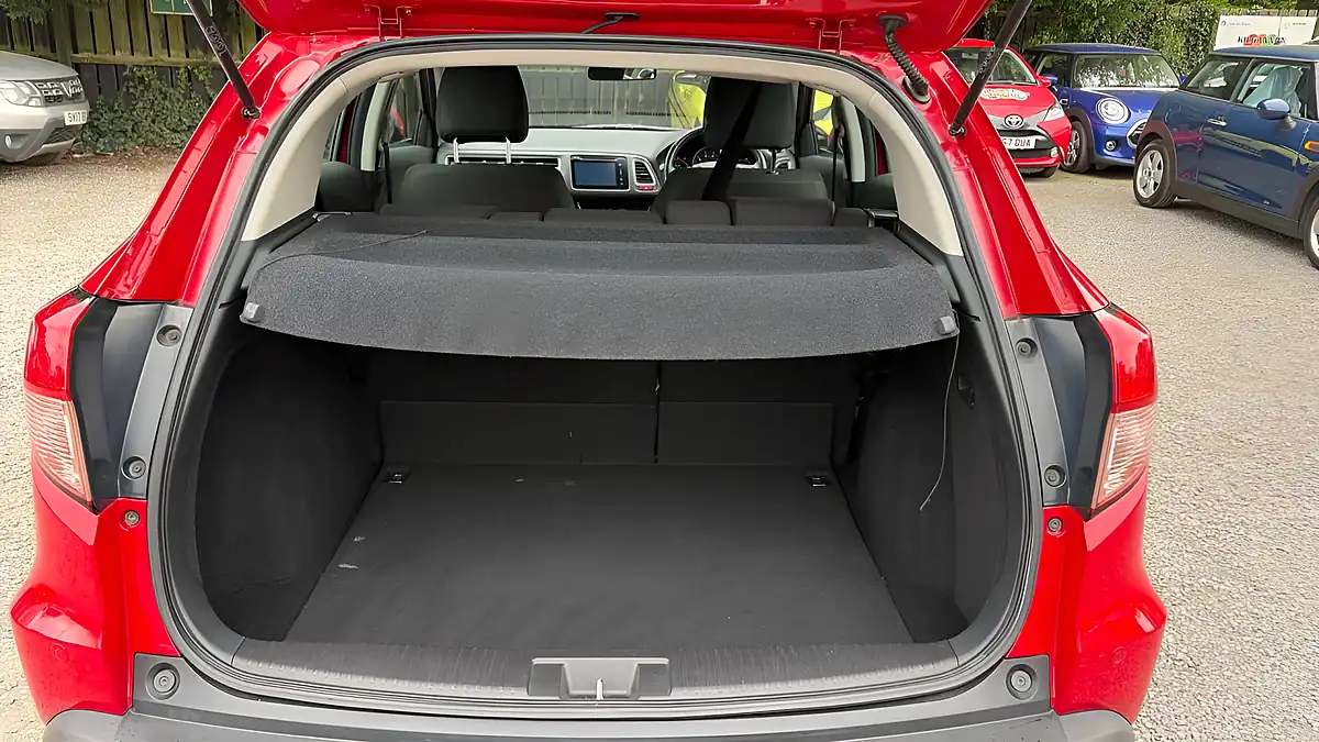 Used 2016 Honda Hr-V Se Navi Red - Interior and Exterior details 15