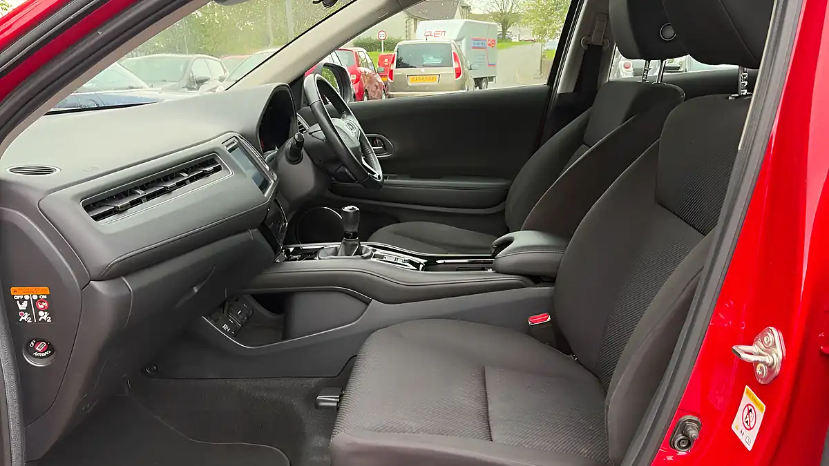 Used 2016 Honda Hr-V Se Navi Red - Interior and Exterior details 6