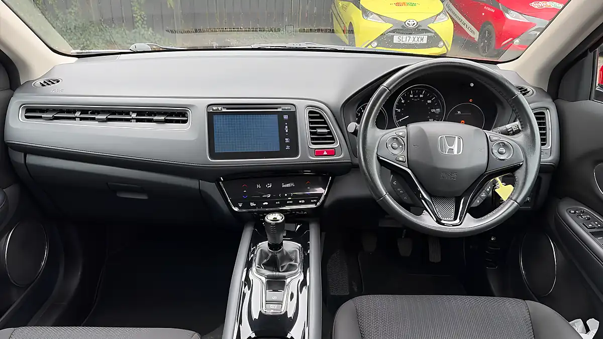 Used 2016 Honda Hr-V Se Navi Red - Interior and Exterior details 7