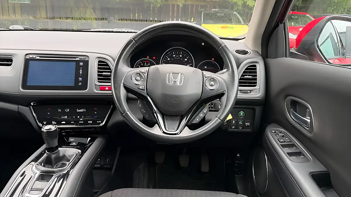 Used 2016 Honda Hr-V Se Navi Red - Interior and Exterior details 8