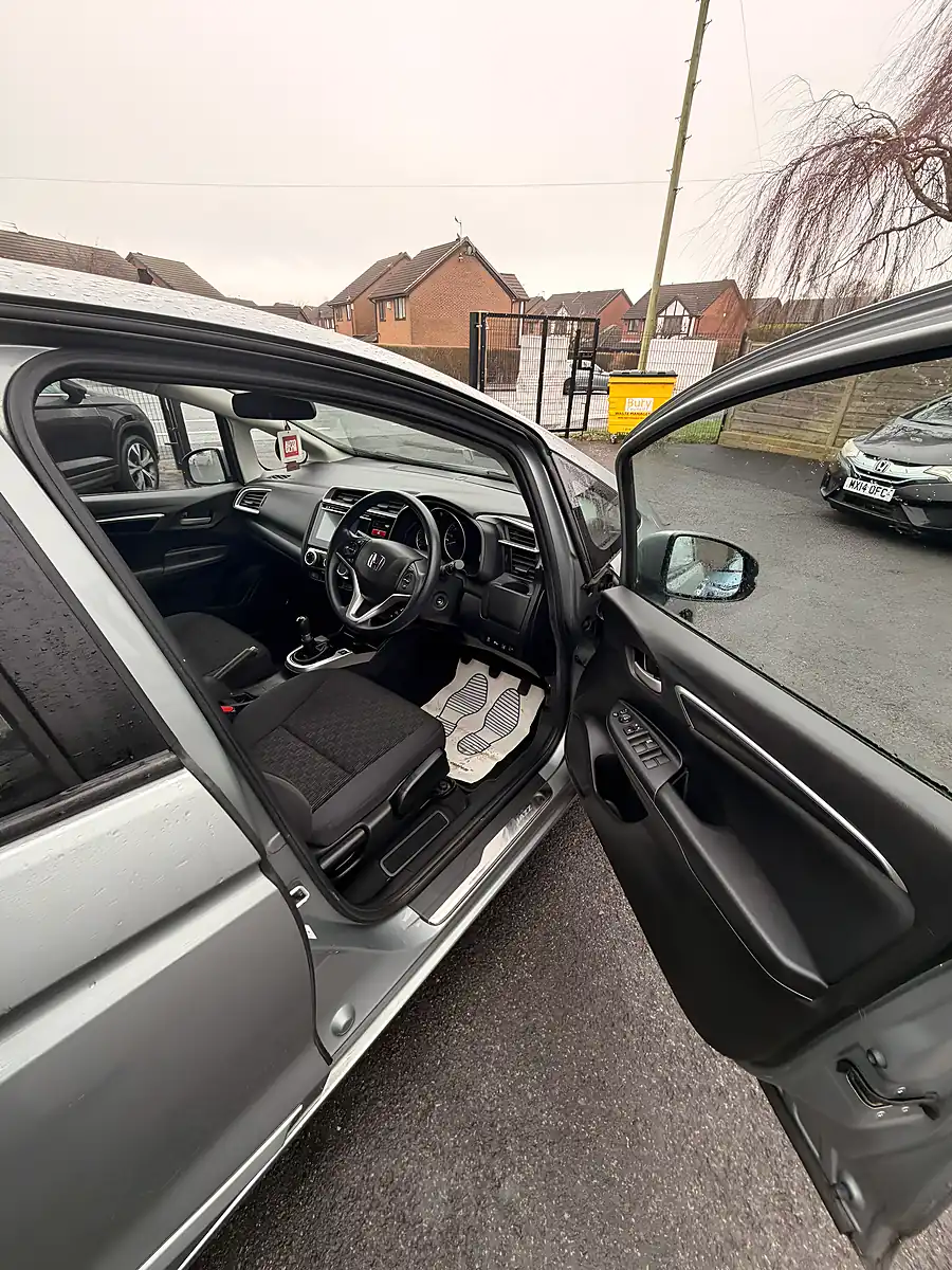 Used 2016 Honda Jazz S Silver - Interior and Exterior details 9