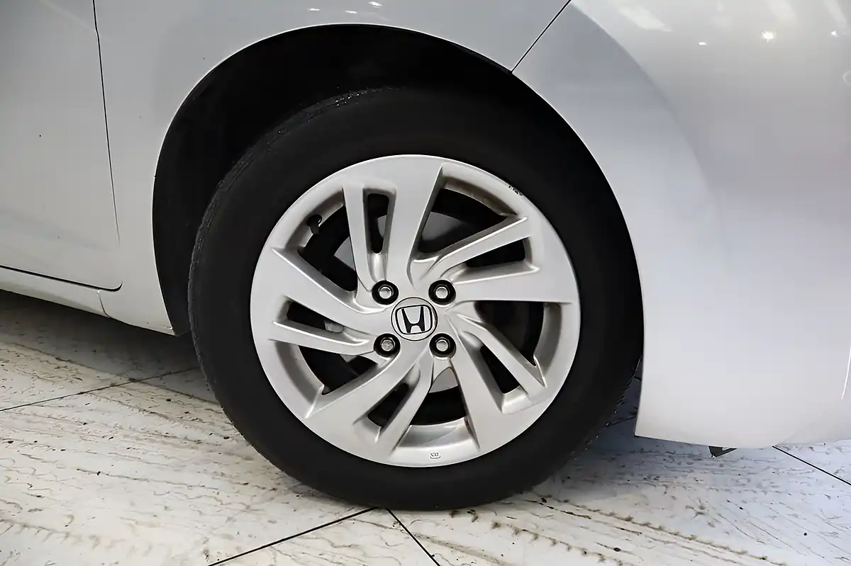 Used 2016 Honda Jazz Se Silver - Interior and Exterior details 2