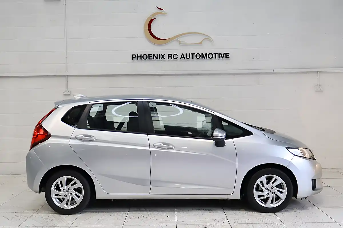 Used 2016 Honda Jazz Se Silver - Interior and Exterior details 4