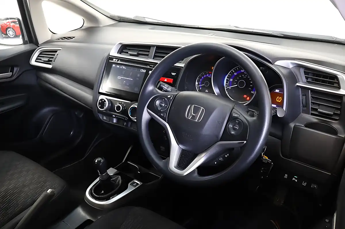 Used 2016 Honda Jazz Se Silver - Interior and Exterior details 8