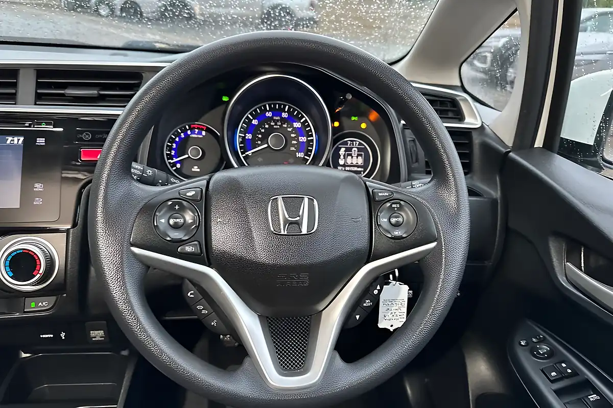 Used 2016 Honda Jazz Se White - Interior and Exterior details 10