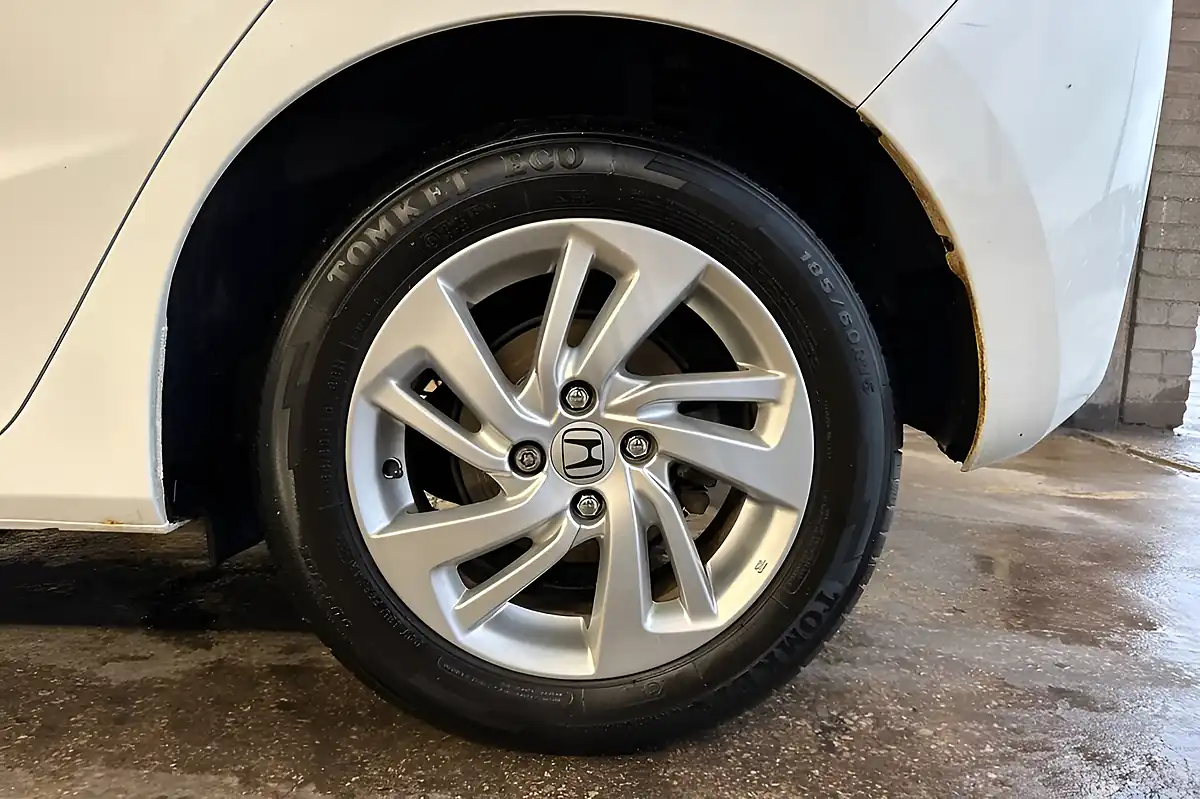 Used 2016 Honda Jazz Se White - Interior and Exterior details 12