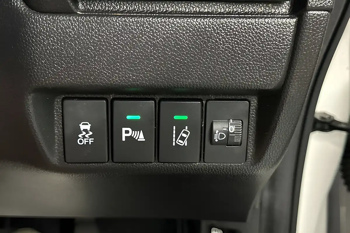Used 2016 Honda Jazz Se White - Interior and Exterior details 18