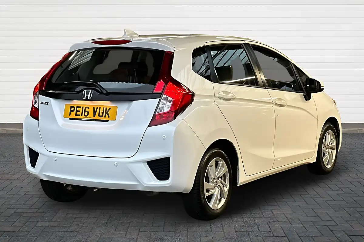 Used 2016 Honda Jazz Se White - Interior and Exterior details 3