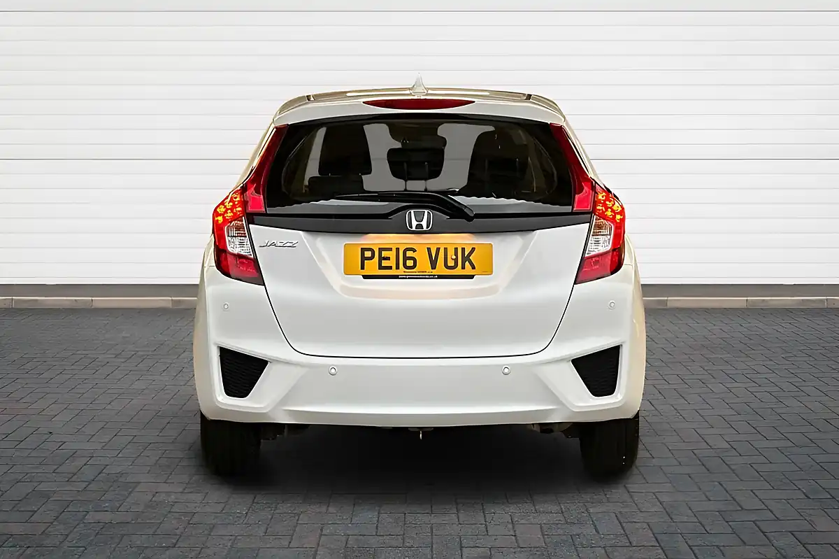 Used 2016 Honda Jazz Se White - Interior and Exterior details 4