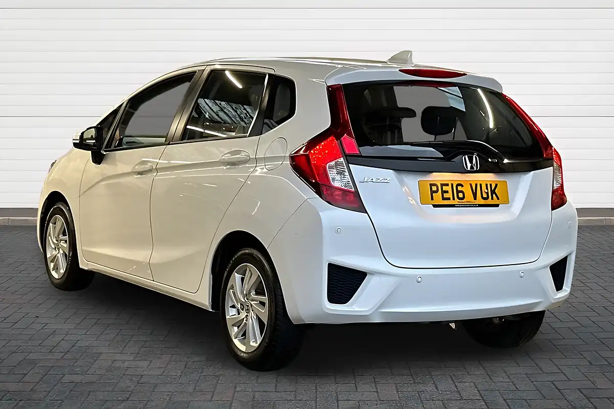 Used 2016 Honda Jazz Se White - Interior and Exterior details 5