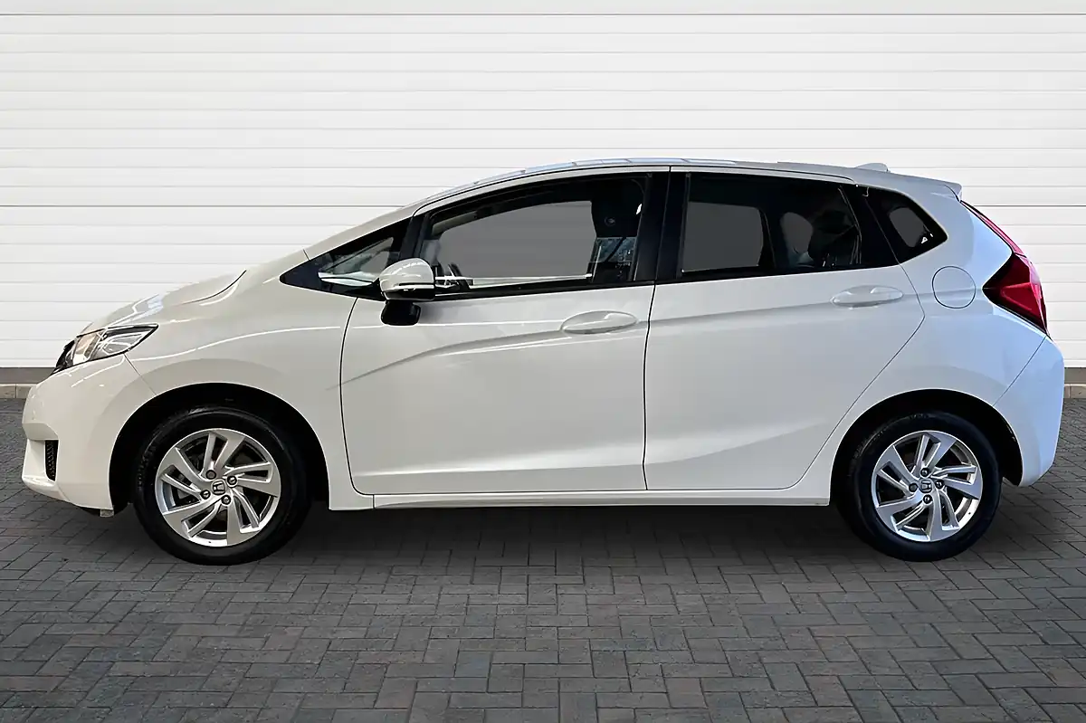 Used 2016 Honda Jazz Se White - Interior and Exterior details 6