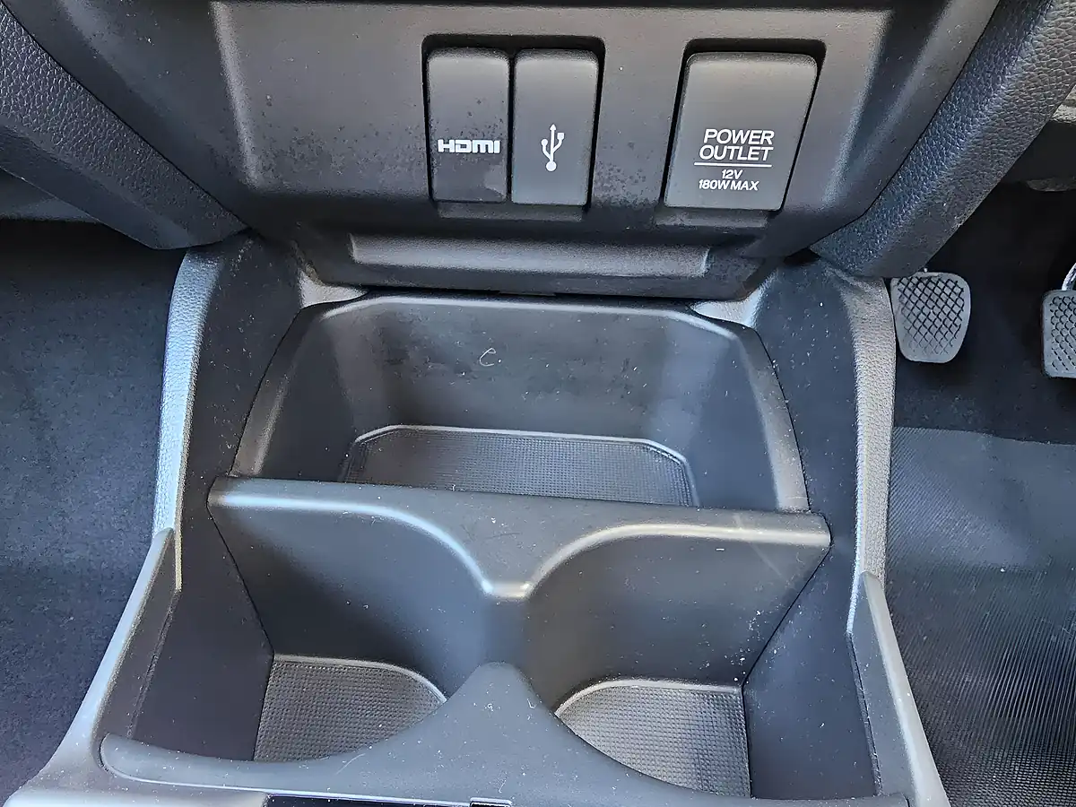 Used 2016 Honda Jazz Se White - Interior and Exterior details 12