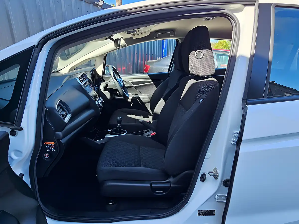 Used 2016 Honda Jazz Se White - Interior and Exterior details 17