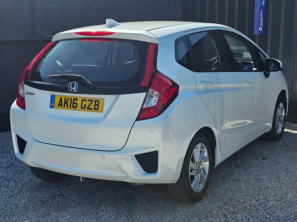 Used 2016 Honda Jazz Se White - Interior and Exterior details 4