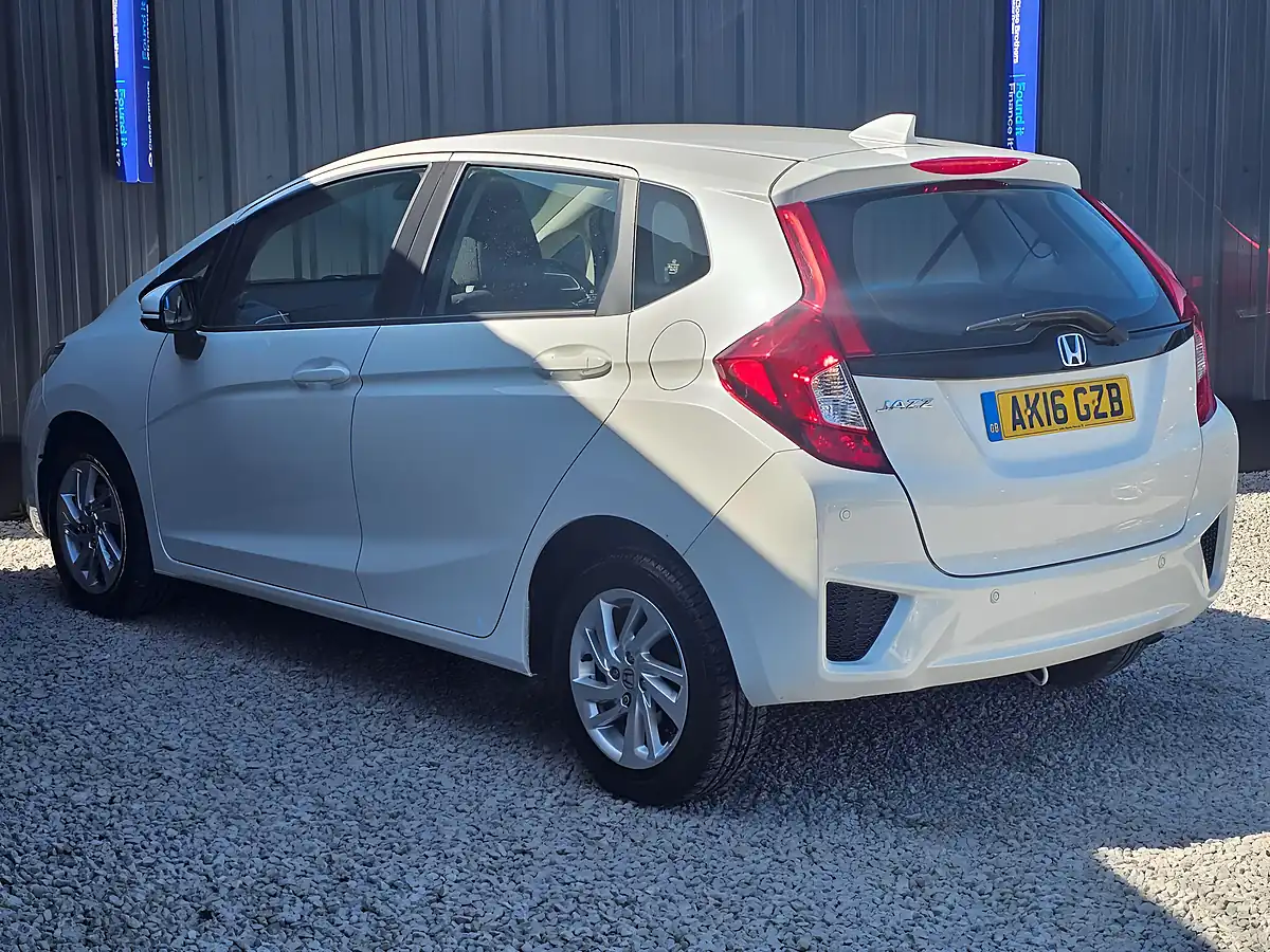 Used 2016 Honda Jazz Se White - Interior and Exterior details 7