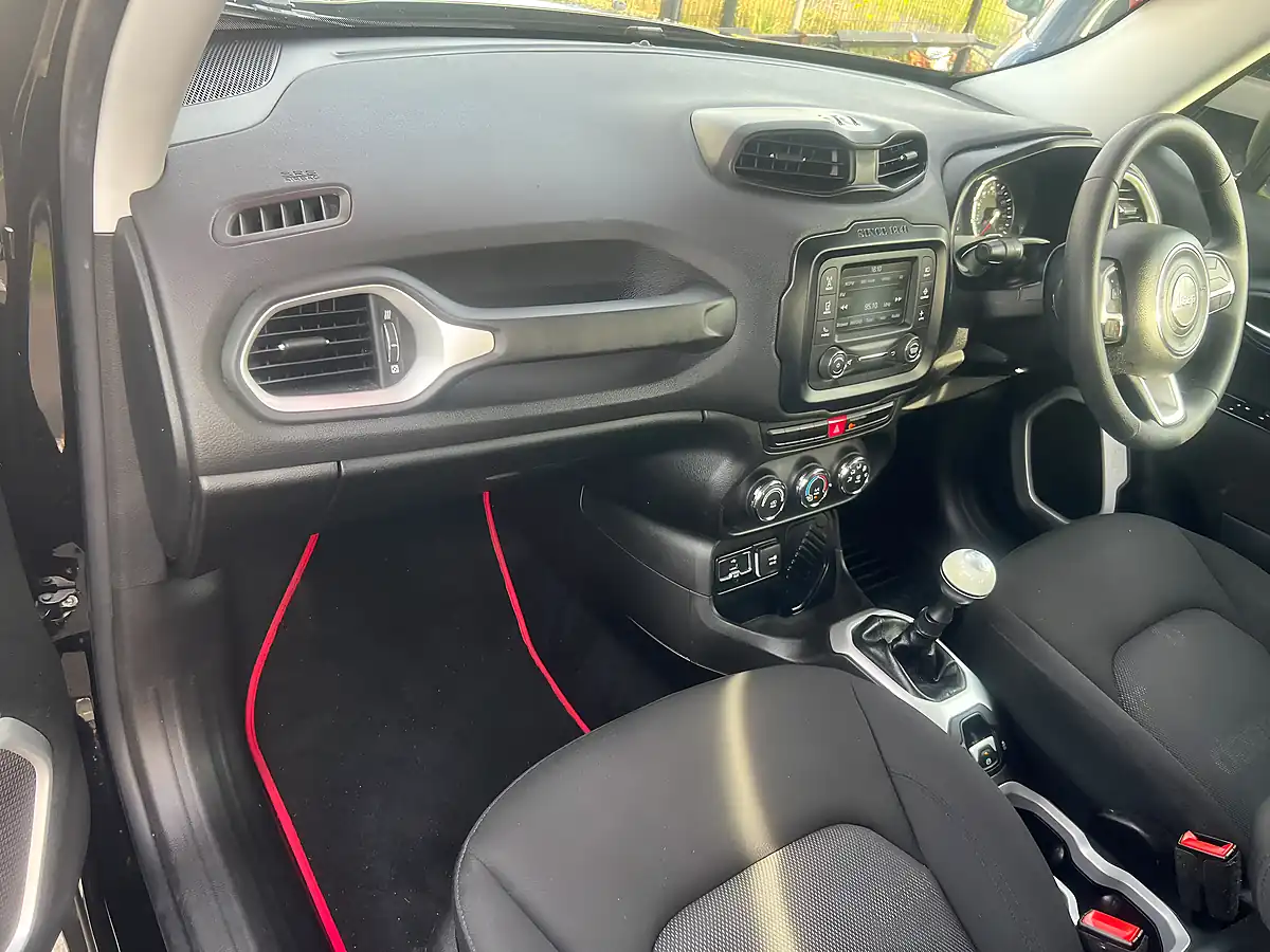 Used 2016 Honda Jazz Se White - Interior and Exterior details 15