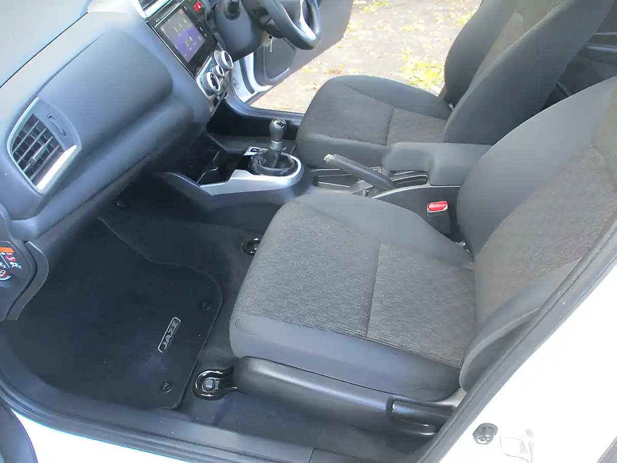 Used 2016 Honda Jazz Se White - Interior and Exterior details 15