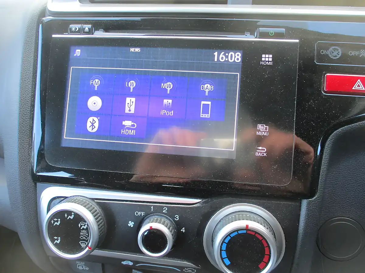 Used 2016 Honda Jazz Se White - Interior and Exterior details 16