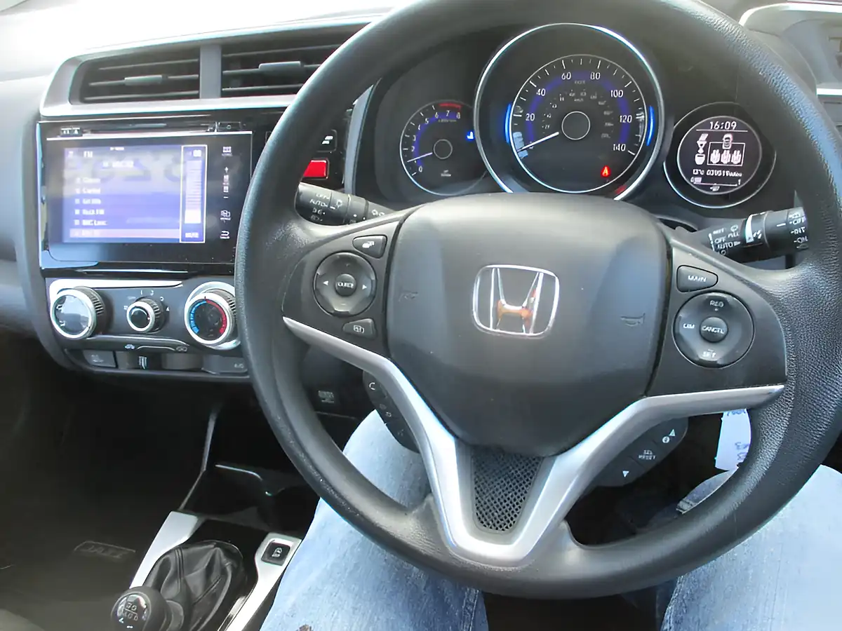 Used 2016 Honda Jazz Se White - Interior and Exterior details 18