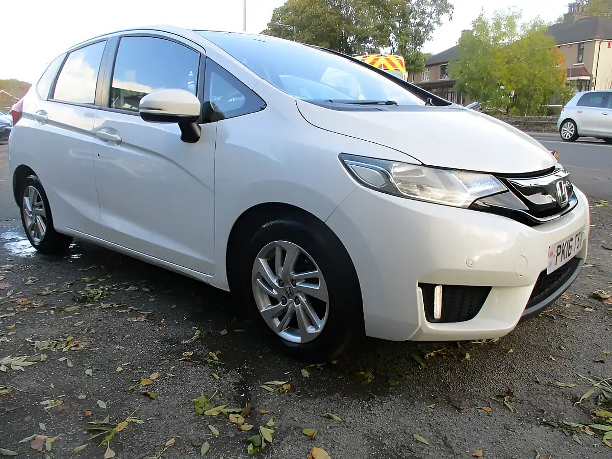 Used 2016 Honda Jazz Se White - Interior and Exterior details 3