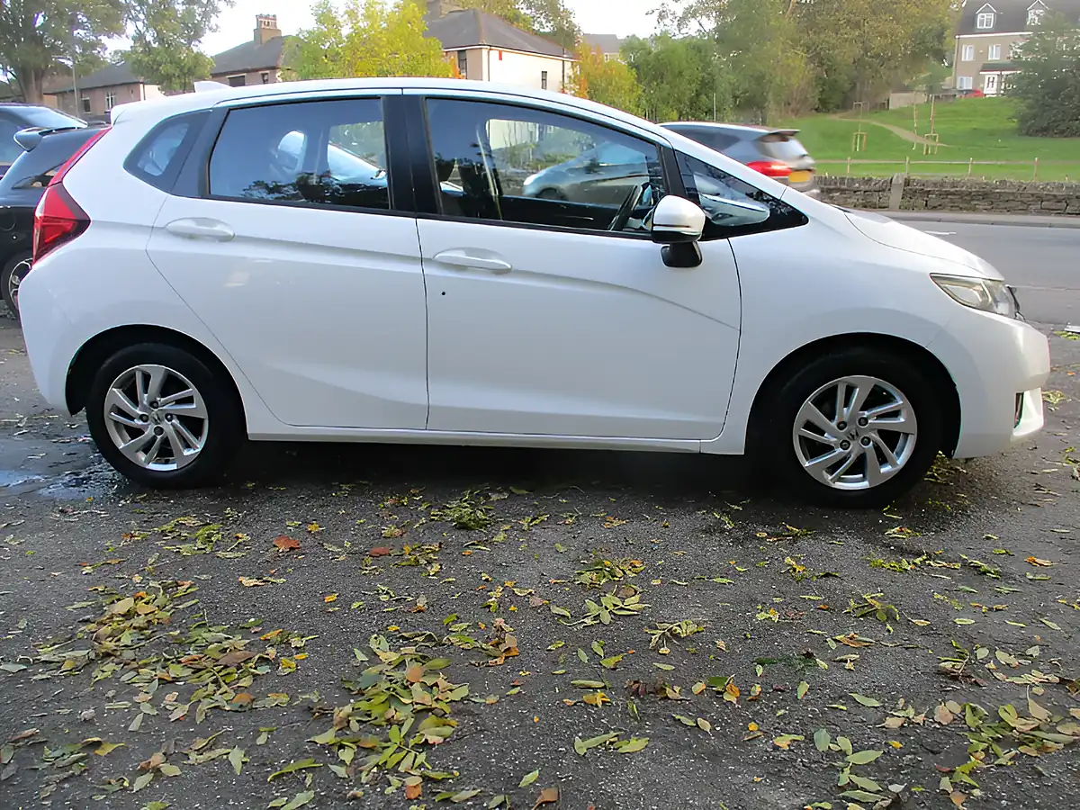 Used 2016 Honda Jazz Se White - Interior and Exterior details 4