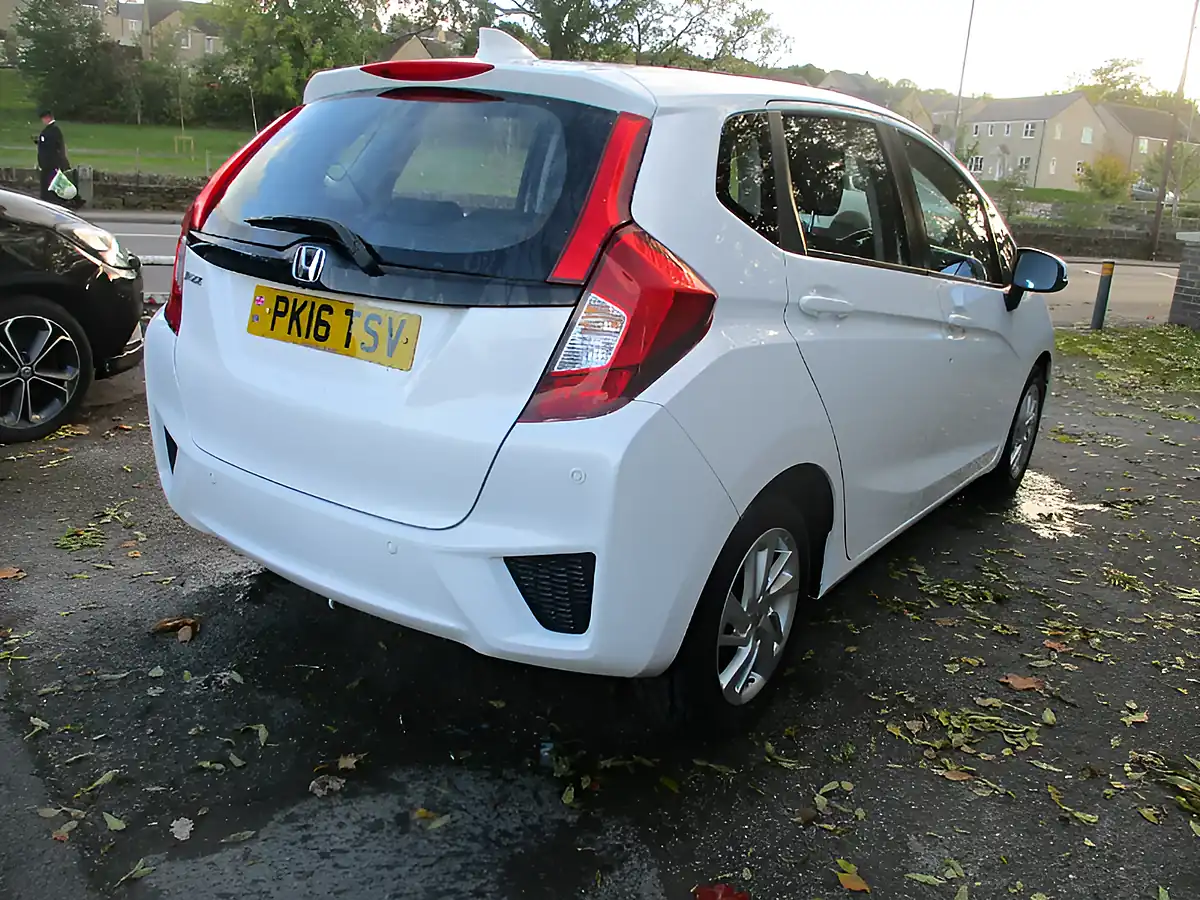 Used 2016 Honda Jazz Se White - Interior and Exterior details 6