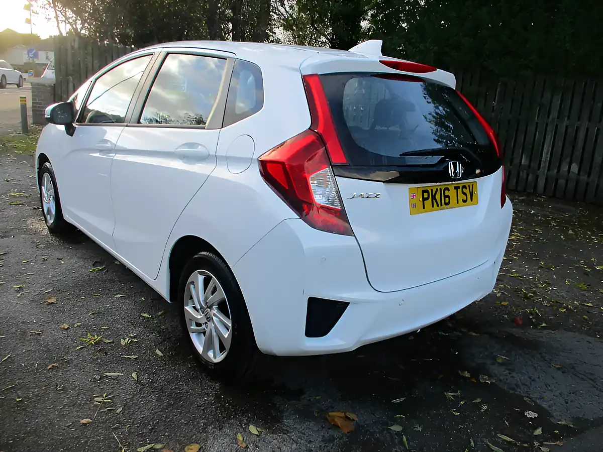 Used 2016 Honda Jazz Se White - Interior and Exterior details 7