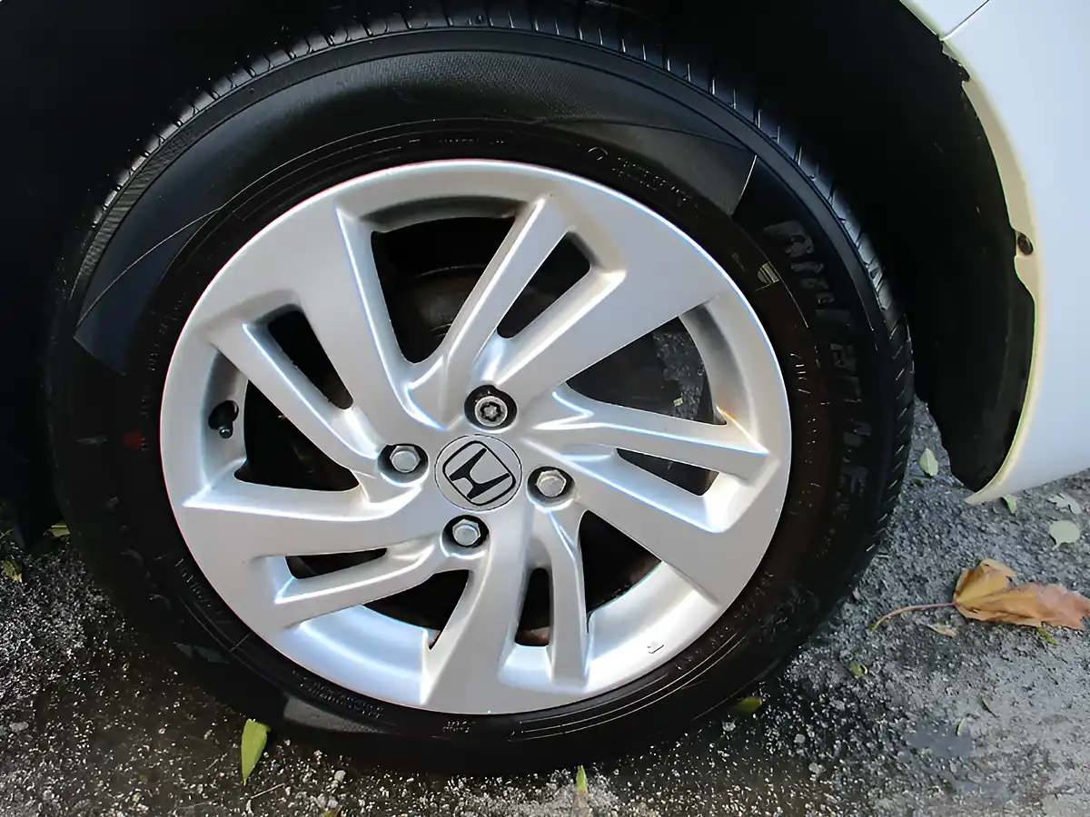 Used 2016 Honda Jazz Se White - Interior and Exterior details 8
