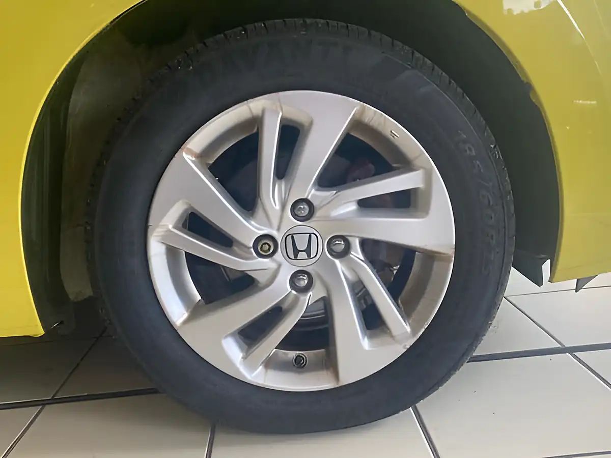 Used 2016 Honda Jazz Se Yellow - Interior and Exterior details 13