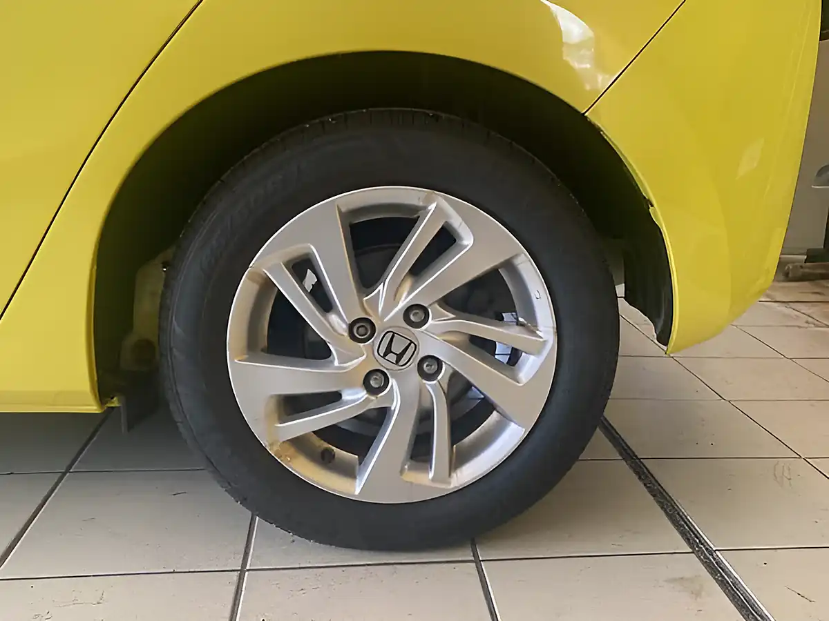 Used 2016 Honda Jazz Se Yellow - Interior and Exterior details 9